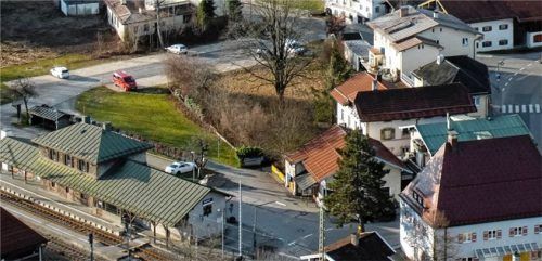 Der Bereich der Parkflächen gegenüber des Siegsdorfer Bahnhofs wird nun erweitert. Der Fußweg wird ebenfalls verlegt. Foto Krammer