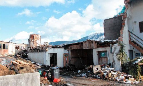 Der Brand ist gelöscht, der Rauch hat sich verzogen: So sieht der Bauernhof in Hundham wenige Tage nach dem Brand aus. Fotos Reisner