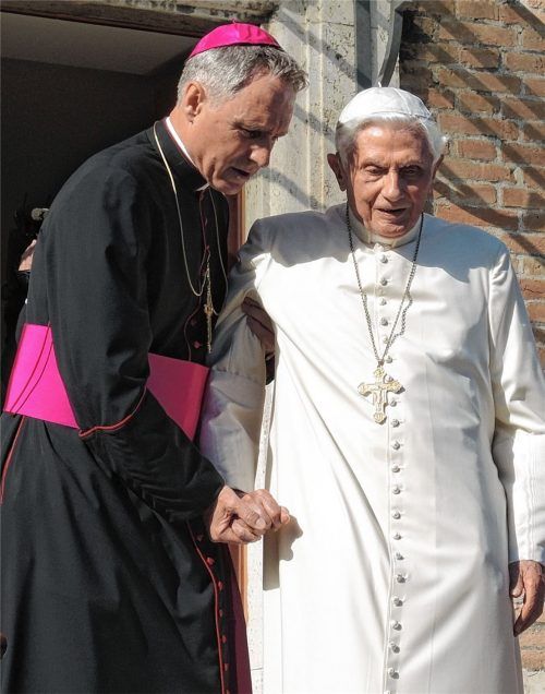 Der emeritierte Papst Benedikt XVI. wird von seinem Privatsekretär Georg Gänswein gestützt. Im Kontext des Missbrauchsskandals fordern manche Stimmen mehr Nachsicht mit dem 94-Jährigen zu haben und anzuerkennen, was er als Papst gegen Priester unternommen hat, die des Missbrauchs überführt wurden. Foto Archiv dpa