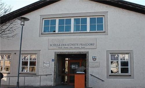 Der Frasdorfer Gemeinderat hat eine neue Benutzungs- und Gebührensatzung für die Bücherei beschlossen, die noch im alten Rathaus stationiert ist. Foto Rehberg