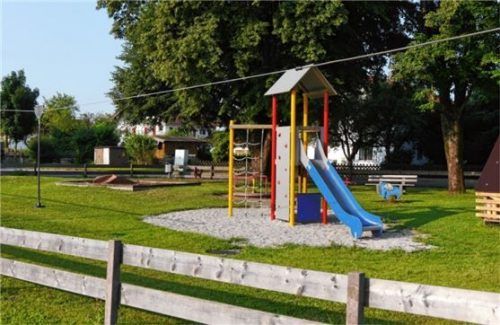 Der gemeindliche Spielplatz ist mit vielen neuen Spielgeräten ein wichtiger Treffpunkt im Ort. Neueste Attraktion ist der Flying Fox.