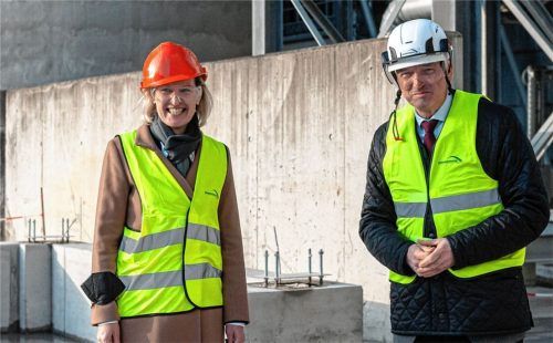 Der Grundstein liegt: Mike Edelmann, der Unternehmensleiter des Zementwerks Rohrdorf, und die Europaabgeordnete Prof. Dr. Angelika Niebler vor dem Fundament der zukünftigen Anlage zur CO2-Abscheidung. Foto Thomae