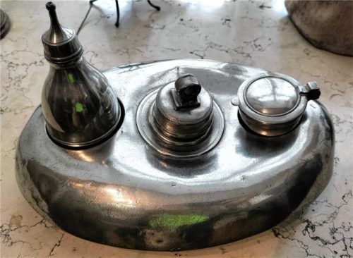 Der historische Fläschchenwärmer aus Zinn, der mit heißem Wasser befüllt werden konnte, kann im Städtischen Museum bewundert werden. Foto Wunsam