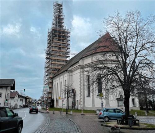 Der Kirchturm ist einsturzgefährdet.