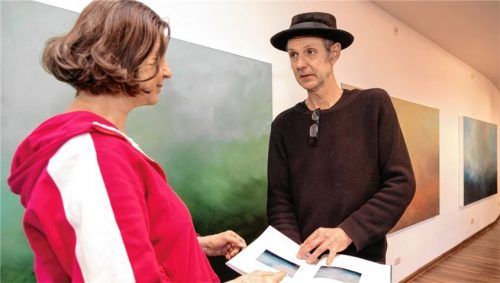 Der Münchner Künstler Rasso Hecker im Gespräch mit Galeristin Andrea Kaysser vor seinen aktuellen Gemälden „Jeux de Vagues – Variations“. Foto Effner