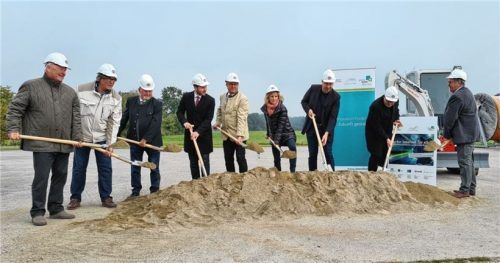 Der Spatenstich für den Breitbandausbau erfolgte im Bereich des Wertstoffhofes an der Bussardstraße im Oktober 2021 unter anderem mit damals noch MdB Daniela Ludwig, MdL Klaus Stöttner und dem stellvertretenden Landrat Josef Huber sowie mit Projektanten und Firmenvertretern.