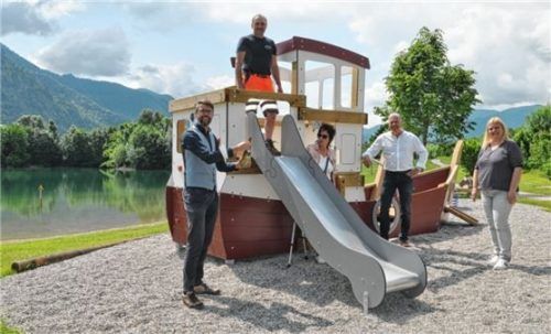 Der Spielplatz am Reifinger See darf bespielt werden. Hier zu sehen (von links) Bürgermeister Stefan Kattari, Bauhofleiter Hans Weißenbacher, Margarete Kastner (Familienstelle), Jürgern Roth (Spielgeräte Maier) und Renate Götze (Familienstelle) bei der Schiffsweihe – natürlich mit alkoholfreiem Kindersekt.