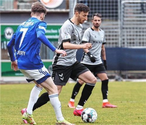 Der zweifache Wacker-Torschütze Christoph Schulz zieht an Benedict Laverty vorbei.Foto Gabi Zucker