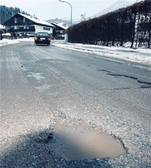 Desolater Zustand: Die Bad-Trißl-Straße ist mit kleineren Ausbesserungsarbeiten nicht mehr wiederherstellbar. Es muss ein Vollausbau erfolgen. Foto Schmidt