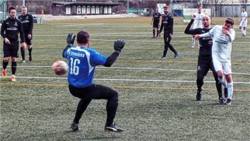 Die 1:0-Führung für den SB Rosenheim gegen den SV Ostermünchen durch Edon Xhelili (weißes Trikot). Foto SBR
