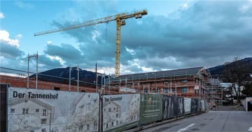Die Abrundung der Ortsmitte von Bad Feilnbach ist in vollem Gang: Am Tannenhof wird bereits gebaut und fürs Rathaus hat man sich auf einen Entwurf festgelegt. Derzeit läuft die Feinplanung.