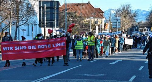 Die Anti-Corona-Demo startete im Mangfallpark und führte dann durch die Rosenheimer Innenstadt. Foto Schlecker