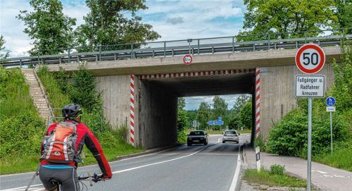 Die Autobahnunterführung zwischen Rohrdorf und Thansau ist eine Gefahrenstelle für Fußgänger und Radfahrer. Foto Archiv thomae