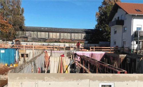Die Baustelle an der Greimhartinger Straße: Insgesamt neun Wohnungen sollen entstehen.