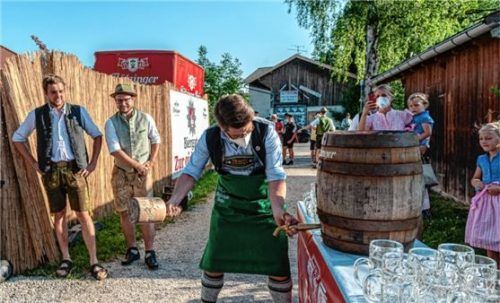 Die beiden Jugendbeauftragten Tobias Wimmer (links) und Sebastian Harster (Mitte) begutachten Bürgermeister Johannes Thusbaß (rechts) beim Anzapfen. Foto Thomae
