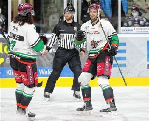Die beiden zweifachen Torschützen Manuel Edfelder und Zack Phillips jubeln. Foto Roland Rappel