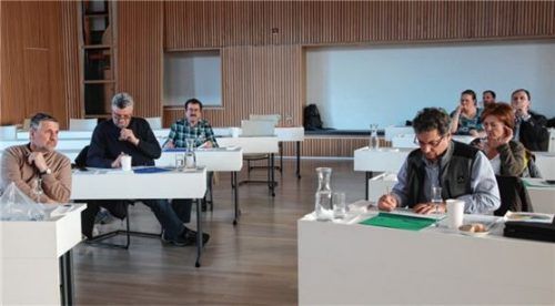 Die Edelbrandsommeliers bei der Arbeit: (von links) Andreas Franzl, Hans-Georg Uhrlandt, Andreas Hau, Anton Huber, Andrea Westenthanner, Roman Pröll, Brigitte Schauer und Marcus Rudek.Foto Summerer