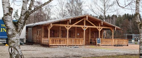 Die fehlende Baugenehmigung für den Eventstadel des Schmelmer Hofes sorgte erneut für Zündstoff im Bauausschuss. Foto Hadersbeck
