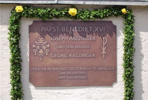 Die Gedenktafel an der Rimstinger Kirche erinnert an die Nachprimiz der Ratzinger-Brüder Joseph und Georg. Sie wurde auf Johann Nussbaums Initiative hin angebracht.