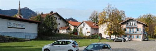 Die große, freie und derzeit ungenutzte Fläche an der Staudacher Straße soll nach den Vorstellungen der Stadtplanerin Barbara Hummel ein Ort für Menschen werden, wobei in den Hang, links im Bild, eine Tiefgarage eingebaut werden soll.