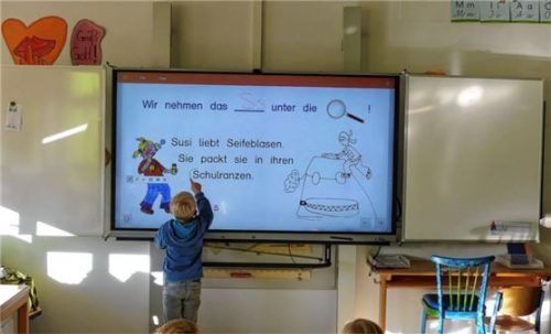 Die Grundschüler in Rimsting profitieren von digitalen Tafeln.