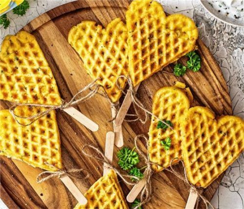 Die herzhaften Waffeln sind ein gesunder Snack am Valentinstag. Foto deli reform