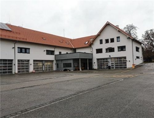 Die Kolbermoorer Feuerwehr sieht von außen schon fast fertig aus.