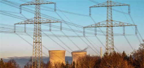 Die Kühltürme eines deutschen Kernkraftwerks, das zum Jahreswechsel seinen Betrieb eingestellt hat, davor Strommasten. Atomkraft als nachhaltig darzustellen, halten viele Leser nicht für zielführend.Foto  dpa