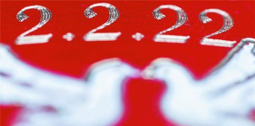 Die magische Ziffer 2 ermutigt zahlreiche Paare im Landkreis Rosenheim zur Hochzeit. Foto dpa