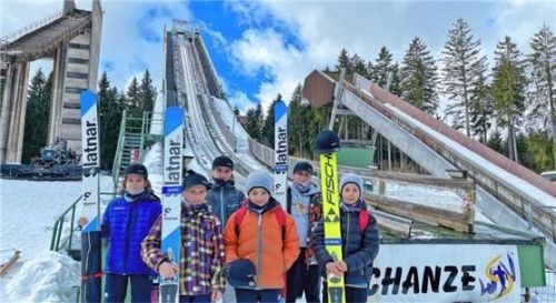 Die Nachwuchssportler aus dem Chiemgau/Inngau beim Finale des deutschen Schülercups (von links): Luis Malcher (SC Ruhpolding), Linus Niemeyer (WSV Reit im Winkl), Lisa Feicht (WSV Kiefersfelden), Nicolai Holzer (WSV Oberaudorf), Paul Speicher (WSV Reit im Winkl) und Felix Weigand (SC Ruhpolding).Foto re
