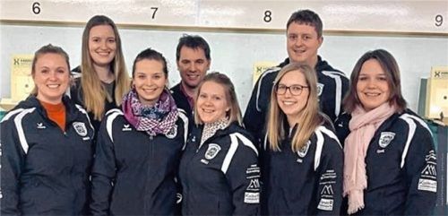 Die Obinger Mannschaft mit Irina Stemmer, Diana Ober, Sophie Gerg, Robert Ober, Melanie Namberger, Wasti Westner, Lisa Ungerank und Regina Westner (von links) hat den Klassenerhalt geschafft.Foto re