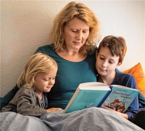 Die Paten unternehmen viele Dinge mit den Kindern, wie beispielsweise vorlesen am Abend. Foto DKSB/Müller