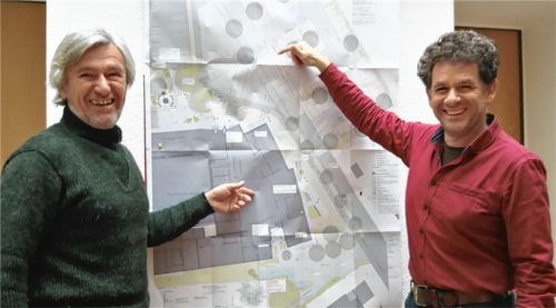 Die Planer: Architekt Richard Kröff (links) freut sich über die Umsetzung der offenen Lernräume, Landschaftsarchitekt Harald Niederlöhner (rechts), darüber, dass mit den Außenanlagen eine Ortseinfahrt entstand. Foto Hampel