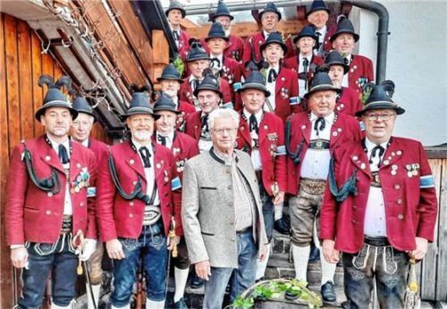 Die Samerberger Gebirgsschützenkompanie machte ihrem Ehrenhauptmann Alois Prankl zu dessen 80. Geburtstag eine Aufwartung. Foto  Hötzelsperger