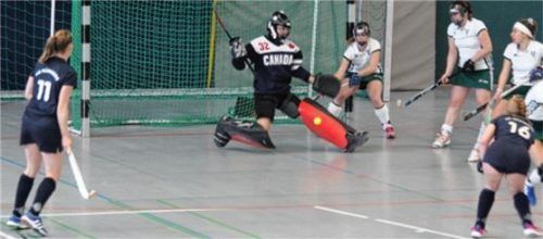 Die starke SBR-Torhüterin Christina Appl pariert im Spiel gegen HG Nürnberg eine Strafecke. Foto  SBR-Hockey