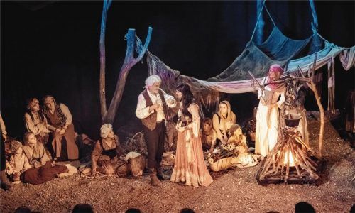 Die Szene mit Wast Huber (Mitte, links) als Hauptdarsteller spielt in dem mit viel Liebe zum Detail gestalteten Zigeunerlager. Fotos Ringsgwandl