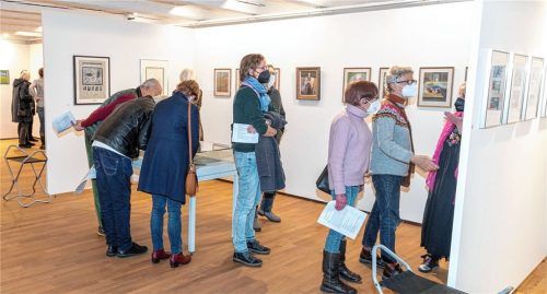 Die Themenvielfalt und der hintergründige Humor der gezeigten Werke von drei Künstlergenerationen regten die Besucher der aktuellen Ausstellung in der Städtischen Galerie Traunstein zu lebhaften Diskussionen an.