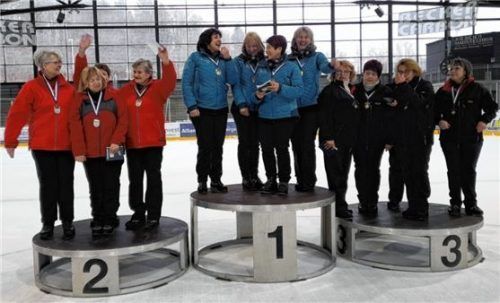 Die Ü50-Seniorinnen des ASV Eggstätt (Mitte) haben den Bayernpokal vor dem SC Gattering (links) und EKC Rottach-Egern gewonnen.Foto Albert Kamhuber