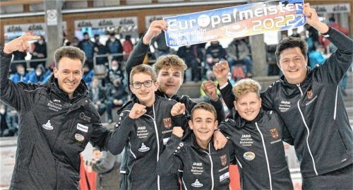Die vom 2018-Mannschafts-Weltmeister Matthias Peischer (links/FC Penzing) gecoachte Jugend U16 verteidigte den EM-Titel. Florian Kreuzeder (ESC Rattenbach), Hansi Obermayer (EC Lampoding), Lukas Vorderwestner (hinten, Dritter von links, ESV Wang), Marco Straubinger (ESC Rattenbach) und Paul Lämmlein (EC Feldkirchen) durften jubeln. Foto Kamhuber