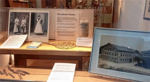 „Dienstbare Geister“: Das neu dekorierte Schaufenster des Städtischen Museums thematisiert das Leben der Dienstboten in Rosenheim. Foto Wunsam