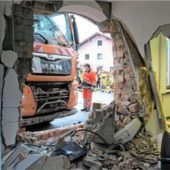 Müllwagen kracht in VHS-Gebäude