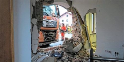 Dieses Loch im Mauerwerk hat der Lastwagen hinterlassen. Fotos Baumann