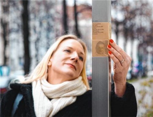 Dr. Veronika Heyde-Görtz, deren Großmutter mit Kitty und Rupprecht Neustätter befreundet war, an dem Erinnerungszeichen in der Münchener Prinzregentenstraße 83.