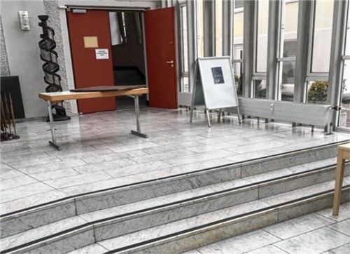 Drei Stufen sind im Mareissaal aktuell zu überwinden. Am Rand ist ein Lift eingebaut. Fotos Weinzierl