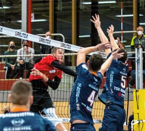Dresdens Till Sittner, links, beim 3:1-Heimspielsieg der Mühldorfer in der Nutz-Arena. Der Außenangreifer der Sachsen ist nur schwer zu bremsen, hat in dieser Saison bereits drei MVP-Medaillen gesammelt.Foto Bartsch
