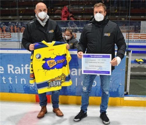 EHC-Präsident Wolfgang Klose und Jan Loboda bei der Scheckübergabe. Foto Paolo del Grosso