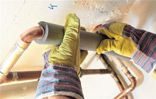 Eigentümer eines Altbaus müssen Heizungs- und Wasserrohre, die sich in unbeheizten Räumen befinden, dämmen lassen. Foto Kai Remmers/dpa