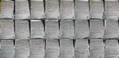 Ein Auszug aus den 26 Plakaten, die Carlotta Wittenberg gemeinsam mit zwei Freunden angefertigt hat, um sich an die vergangenen zwei Pandemie-Jahre zu erinnern. Klinger