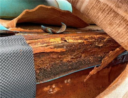 Ein Blick unter die Folie am Beckenrand zeigt, wie marode der aktuelle Zustand ist. Foto Riedl