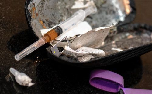 Ein Drogenabhängiger hat sich eine mit Heroin aufgezogene Spritze bereitgelegt. Foto dpa